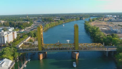 Good-Aerial-Establishing-Shot-Of-Sacramento-River-And-Tower-Bridge-In-Sacramento,-California-With-Boat-Traffic