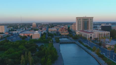 Toma-Aérea-De-Establecimiento-De-Stockton,-California-Al-Atardecer