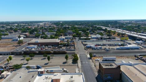 Antena-Que-Establece-Un-Tren-De-Carga-A-Través-De-Los-Suburbios-De-Stockton,-California-Y-El-Valle-Central