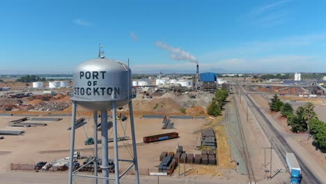 Establecimiento-De-La-Antena-Del-área-Industrial-Del-Puerto-De-Stockton-Con-Camiones-Y-Chimeneas