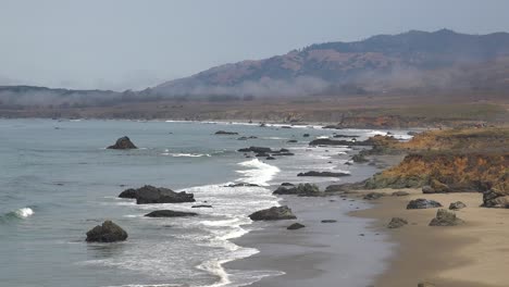 Toma-De-Establecimiento-De-La-Hermosa-Costa-Central-De-California-A-Lo-Largo-De-La-Autopista-De-La-Costa-Del-Pacífico-Cerca-De-San-Simeón