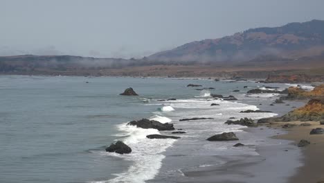 Toma-De-Establecimiento-De-La-Hermosa-Costa-Central-De-California-A-Lo-Largo-De-La-Autopista-De-La-Costa-Del-Pacífico-Cerca-De-San-Simeón