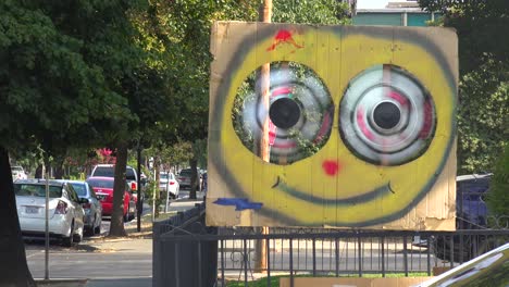 Una-Obra-De-Arte-Divertida-Con-Ojos-Giratorios-Se-Encuentra-A-Lo-Largo-De-Una-Calle-En-Un-área-Del-Centro