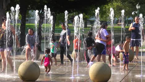 La-Gente-Se-Baña-En-Una-Fuente-Pública-Durante-Una-Ola-De-Calor-Abrasador-Durante-Las-Condiciones-De-Sequía-En-El-Valle-De-San-Joaquín-De-California