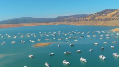 Increíble-Antena-Sobre-El-Lago-Oroville-De-California-Azotado-Por-La-Sequía-Con-Bajos-Niveles-De-Agua,-Costa-En-Retroceso-Y-Casas-Flotantes-Varadas