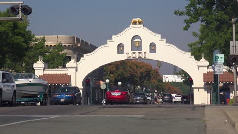 Toma-De-Establecimiento-De-La-Calle-Principal-De-Lodi,-California-En-El-Valle-De-San-Joaquín