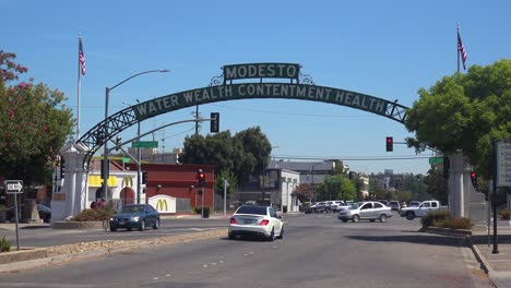 Toma-De-Establecimiento-Del-Arco-De-La-Calle-Principal-De-Modesto,-California-En-El-Valle-De-San-Joaquín