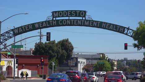 Toma-De-Establecimiento-Del-Arco-De-La-Calle-Principal-De-Modesto,-California-En-El-Valle-De-San-Joaquín