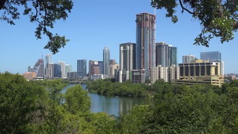 Establishing-Shot-Of-The-Colorado-River-In-Downtown-Austin,-Texas-With-Skyline-Background