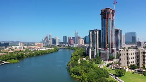 Hermosa-Antena-Sobre-El-Río-Colorado-En-El-Centro-De-Austin,-Texas-Con-Fondo-De-Horizonte