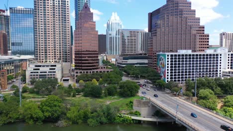 Hermosa-Antena-Sobre-El-Centro-De-Austin,-Texas-Revela-El-Edificio-Del-Capitolio-Estatal-En-La-Distancia