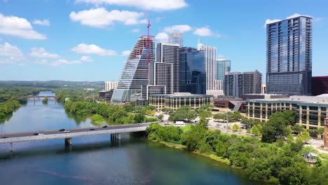 Antena-De-Apartamentos-Genéricos-Y-Torre-De-Oficinas-Comerciales-En-Construcción-En-El-Centro-De-Austin,-Texas