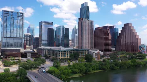 Antena-De-Negocios-Y-Torres-De-Oficinas-En-El-Centro-De-Austin,-Texas