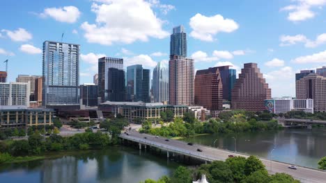 Einspielung-Des-Colorado-River-In-Der-Innenstadt-Von-Austin,-Texas-Mit-Skyline-Hintergrund