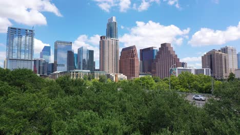 Antena-Ascendente-De-Negocios-Y-Torres-De-Oficinas-En-El-Centro-De-Austin,-Texas