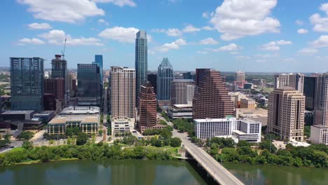 Hermosa-Antena-Sobre-El-Centro-De-Austin,-Texas-Revela-El-Edificio-Del-Capitolio-Estatal-En-La-Distancia