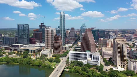 Hermosa-Antena-Sobre-El-Centro-De-Austin,-Texas-Revela-El-Edificio-Del-Capitolio-Estatal-En-La-Distancia