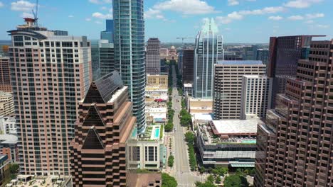 Hermosa-Antena-Sobre-El-Centro-De-Austin,-Texas-Con-El-Edificio-Del-Capitolio-Estatal-En-La-Distancia