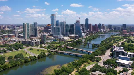 Hermoso-Helicóptero-Alto-Aéreo-Sobre-El-Río-Colorado-En-El-Centro-De-Austin,-Texas-Con-Fondo-De-Horizonte