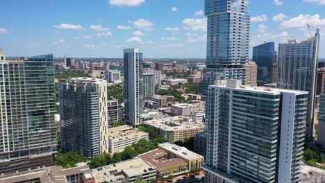 Hermosa-Antena-Sobre-El-Centro-De-Austin,-Texas-Revela-El-Edificio-Del-Capitolio-Estatal-En-La-Distancia