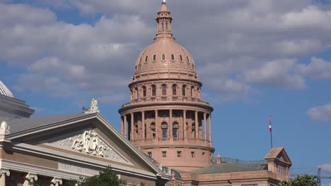 Establishing-Shot-Of-The-Texas-State-Capitol-Building-In-Austin,-Texas