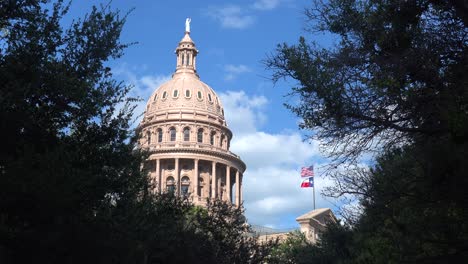 Toma-De-Establecimiento-Del-Edificio-Del-Capitolio-Del-Estado-De-Texas-En-Austin,-Texas-Enmarcado-En-árboles