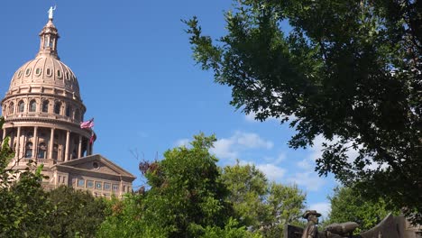 Toma-De-Establecimiento-Del-Edificio-Del-Capitolio-Del-Estado-De-Texas-En-Austin,-Texas-Enmarcado-En-árboles