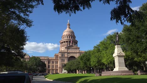 Toma-De-Establecimiento-Del-Edificio-Del-Capitolio-Del-Estado-De-Texas-En-Austin,-Texas-Enmarcado-En-árboles