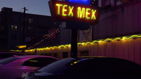 Gute-Einspielung-Eines-Generischen-Mexikanischen-Restaurant-Tex-Mex-Bei-Nacht