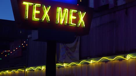 Gute-Einspielung-Einer-Generischen-Mexikanischen-Restaurant-Tex-Mex-Leuchtreklame-Bei-Nacht