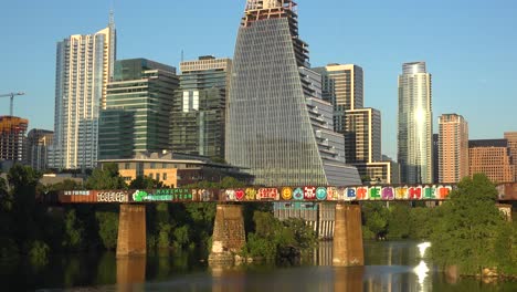 Gute-Einspielung-Von-Austin-Texas,-Zugbrücke,-Graffiti,-Skyline-Der-Innenstadt