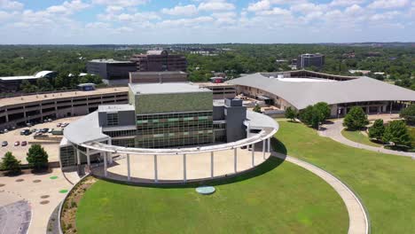 Vista-Aérea-De-Un-Complejo-De-Oficinas-O-Negocios-Artísticos-Modernos-Dougherty-Arts-Center,-Austin,-Texas