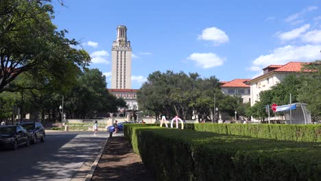 Toma-De-Establecimiento-De-La-Famosa-Torre-En-El-Campus-De-La-Universidad-De-Texas-En-Austin,-Texas