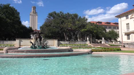 Toma-De-Establecimiento-De-La-Famosa-Fuente-Y-Torre-En-El-Campus-De-La-Universidad-De-Texas-En-Austin,-Texas