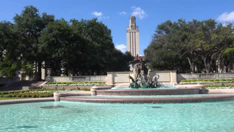 Toma-De-Establecimiento-De-La-Famosa-Fuente-Y-Torre-En-El-Campus-De-La-Universidad-De-Texas-En-Austin,-Texas