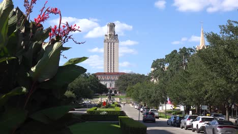 Toma-De-Establecimiento-De-La-Famosa-Torre-En-El-Campus-De-La-Universidad-De-Texas-En-Austin,-Texas