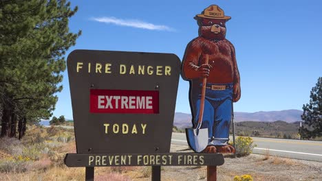 Ein-Schild-Entlang-Einer-Autobahn-Warnt-Autofahrer,-Dass-Smokey-The-Bear-Sagt,-Dass-Heute-Extreme-Brandgefahr-Besteht-Und-Waldbrände-Verhindert-Werden-Sollen