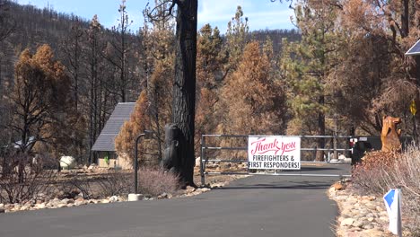 Ein-Schild-Dankt-Den-Feuerwehrleuten-Für-Die-Rettung-Von-Eigentum-Während-Des-Zerstörerischen-Caldor-Feuers-In-Der-Nähe-Von-Lake-Tahoe,-Kalifornien