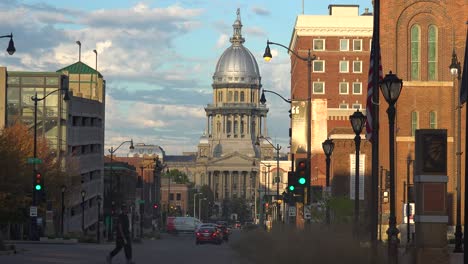 Good-Establishing-Shot-Of-The-Illinois-State-Capitol-Building-In-Springfield,-Illinois