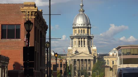 Buena-Toma-De-Establecimiento-Del-Edificio-Del-Capitolio-Del-Estado-De-Illinois-En-Springfield,-Illinois