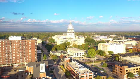 Antena-Del-Edificio-Del-Capitolio-Del-Estado-De-Illinois-En-Springfield,-Illinois