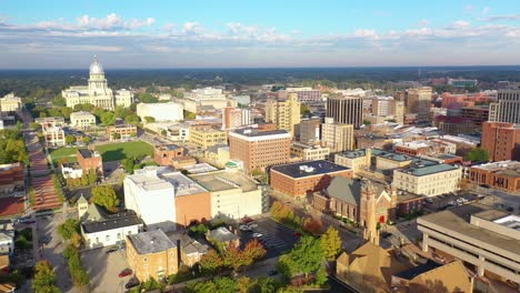 ángulo-Alto-Que-Establece-La-Antena-Del-Capitolio-Del-Estado-De-Illinois-En-Springfield,-Illinois