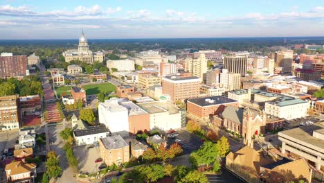 Buena-Antena-Del-Edificio-Del-Capitolio-Del-Estado-De-Illinois-En-Springfield,-Illinois