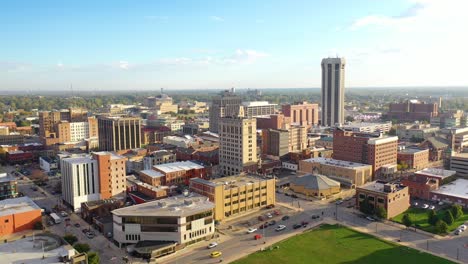 Toma-Aérea-Del-Paisaje-Urbano-Y-El-Horizonte-Del-Centro-De-Springfield,-Illinois