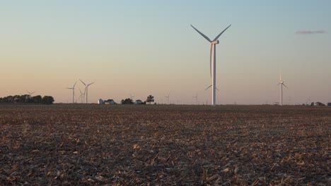 Riesige-Windmühlen-Drehen-Sich-Auf-Den-Flachen-Landwirtschaftsflächen-Von-Zentralindiana-Und-Illinois-Und-Erzeugen-Saubere-Energie