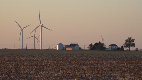 Enormes-Molinos-De-Viento-Encienden-Las-Tierras-Agrícolas-Planas-Del-Centro-De-Indiana-E-Illinois-Generando-Energía-Limpia