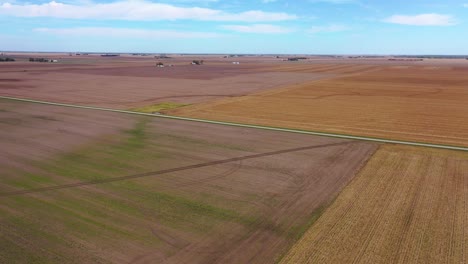 Buena-Antena-Sobre-Vastas-Tierras-De-Cultivo-Planas-Y-Campos-En-Iowa,-Illinois,-Kansas,-Nebraska-O-Indiana