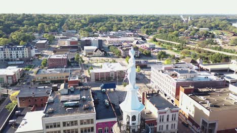 Gute-Antenne-Der-Innenstadt-Von-Lafayette-Indiana-Und-Statue-Auf-Dem-Gerichtsturm