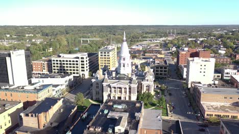 Gute-Antenne-Der-Innenstadt-Von-Lafayette-Indiana-Und-Statue-Auf-Dem-Gerichtsturm