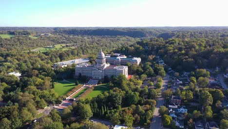 Aerial-Establishing-Shot-Of-The-Kentucky-State-Capitol-Building-In-Frankfort,-Kentucky